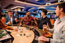 Platform unipinff menampilkan studio live kasino dengan dealer profesional dan meja permainan